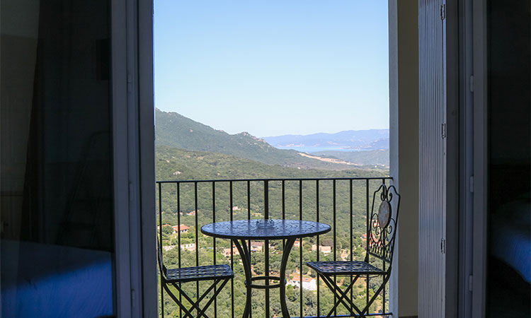 chambre-avec-terrasse-hotel-sartene