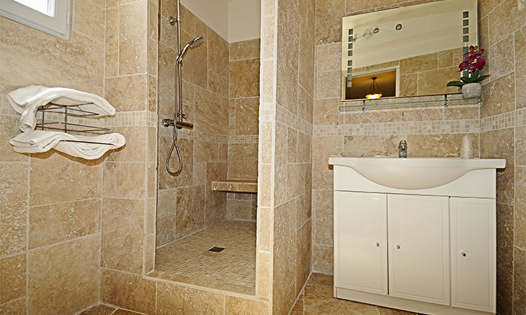 chambre-salle-de-bain-hotel-sartene-les-roches